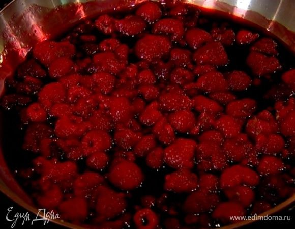 Приготовить соус: в небольшую сковороду выложить малину вместе с соком, сахар демерара, добавить цедру лайма, 1 ст. ложку сока лайма и слегка уварить соус.