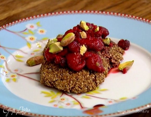 Выпеченные галеты выложить на тарелку, полить малиновым соусом и посыпать измельченными фисташками.