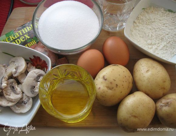 Приготовить все необходимое. Картофель лучше подобрать одинакового размера (взять картофеля больше примерно на половину или 1/3 часть – при запекании он активно отдает воду), помыть.