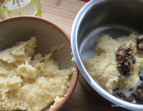 Сливочное масло положить в кастрюлю с толстым дном, добавить воду и довести до кипения, добавить туда муку и активно размешивать деревянной лопаткой. Огонь должен быть средний. Тесто должно накрутиться вокруг лопатки.
Переложить тесто в холодную миску (это важно!), подмешать яйца. Затем картофель. Все хорошо перемешать.
Картофельную массу разделить на 2 части. В одну из них добавить грибы, хорошо перемешать. Заполнить сначала одной массой кондитерский шприц. Разогреть оливковое масло в глубокой сковороде с толстым дном. Выдавить из шприца розочки, полоски и т.д. - на ваше усмотрение. Так же поступить с другой массой – с грибами. 
