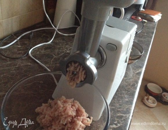 Перерабатываем куриное мясо в мясорубке.