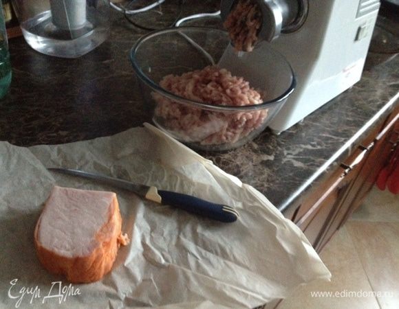 Добавляем в мясорубку карбонад.