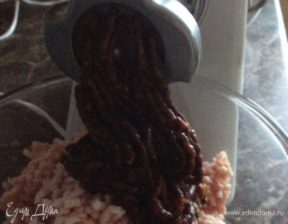 В фарш также добавляем чернослив.