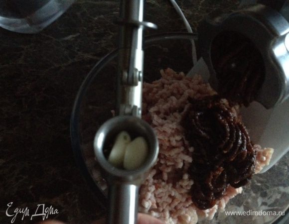 Выдавливаем несколько зубчиков чеснока - по вкусу. 