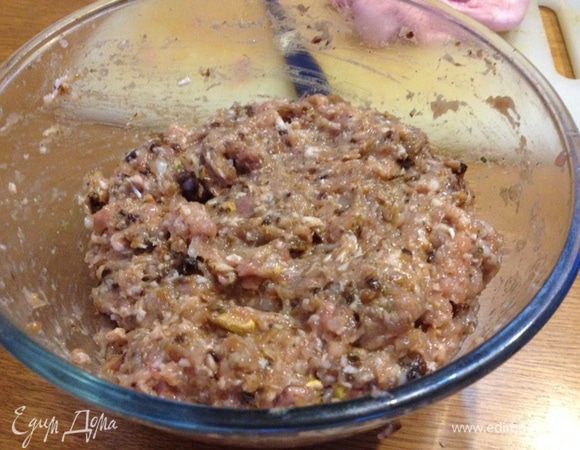 Смешать все однородную массу - фарш.