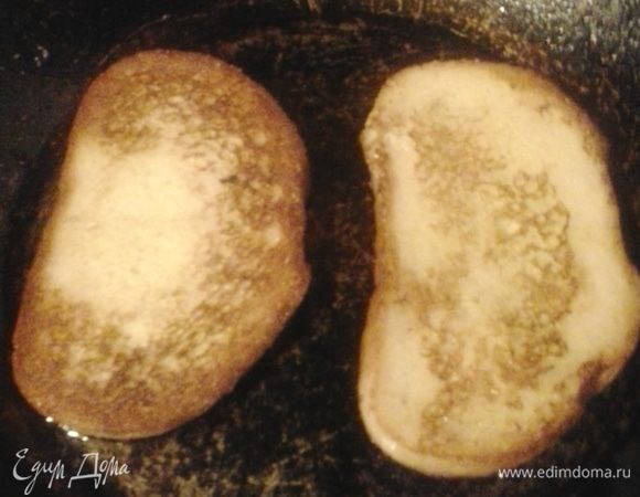 Батон нарезаем (у меня был уже в нарезке). Каждый кусочек батона обмакнуть в яично-сливочную смесь и обжарить на раскаленной сковороде. Подавать можно со сметаной или с вареньем.