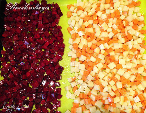 Разогреть духовку до 190 градусов. Застелить противень силиконовым ковриком или фольгой.  Выложить картофель с морковью в одну сторону, свеклу – в другую на небольшом расстоянии, чтобы овощи не окрасились. Прикрыть листом фольги и отправить запекаться в духовку минут на 30. Затем убрать лист фольги и запекать еще 10 минут.  Вынуть овощи из духовки и остудить.