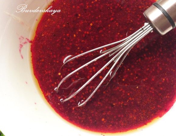 Готовим заправку. Клюкву пюрировать блендером, немного посолить, добавить  мед, горчицу и оливковое масло. Поперчить и тщательно взбить венчиком или вилкой.