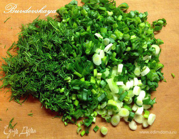 Мелко нарезать зеленый лук и укроп. Квашеную капусту откидываем на дуршлаг, даем стечь лишней жидкости. Если капуста нашинкована очень длинно, можно разрезать на несколько частей.