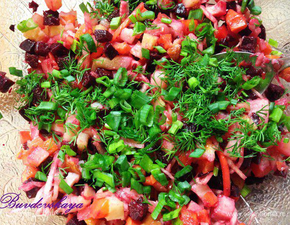 Переложить овощи и курицу в глубокий салатник, добавить  капусту и нарезанную зелень. Полить заправкой, перемешать. При необходимости посолить и поперчить, украсить клюквой. ENJOY !