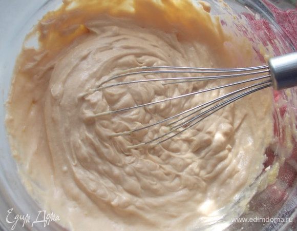 Желтки с пудрой добавить к сырной массе и хорошо перемешать.