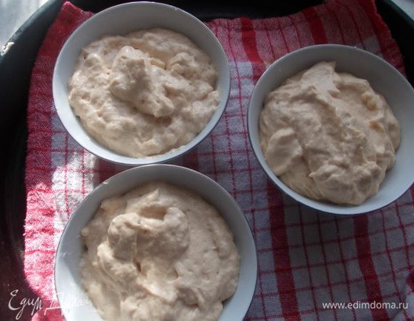 Керамические формочки для запекания, смазать маслом и выложить в них наше суфле. Поставить в противень с салфеткой и налить горячей воды так, чтобы она доставала до середины формочек. Поставить запекаться в предварительно нагретую духовку 160 С на пол часа.