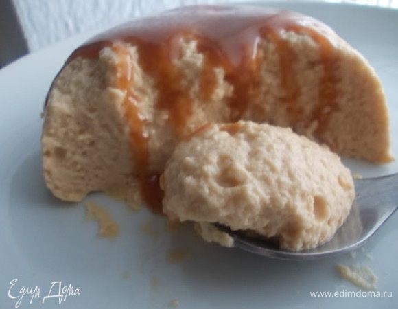 Суфле должно оставаться слегка дрожащим. Можно кушать сразу, пока не остыло, можно с ягодами запечь, а можно как я, остудить и перевернуть на тарелку, полить карамельным соусом. 