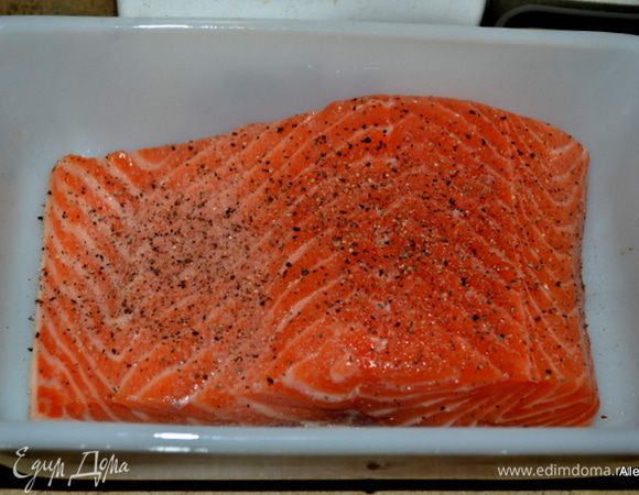 Выложить стейки семги в блюдо со стенками. Посолить и поперчить.