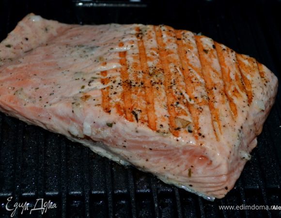 Подготовим гриль, смажем маслом прутья. Выложим семгу в маринаде на домашний гриль. Обжариваем на гриле, если нет гриля в духовке при температуре 200 градусов до готовности.