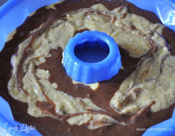 Отделить от теста треть и выложить в форму. Остальное тесто разделить на 2 части. В одну вмешать орехи, во вторую - какао. Выложить обе массы в форму, перемешать аккуратно вилкой, чтоб получился мраморный рисунок.