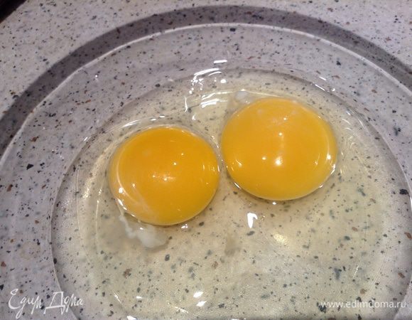 2 яйца взбить.