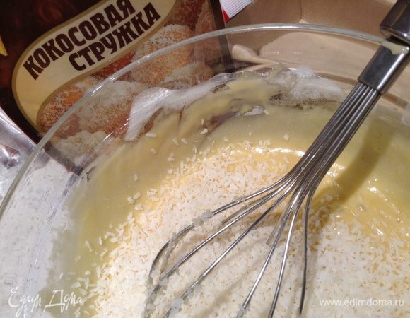 Добавить кокосовую стружку.