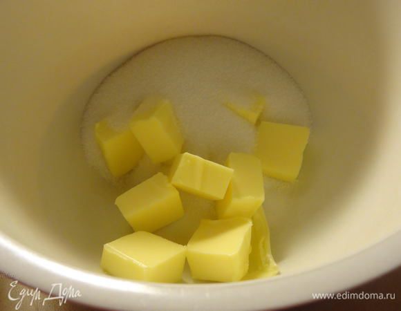 Размягченное сливочное масло смешать с сахаром.