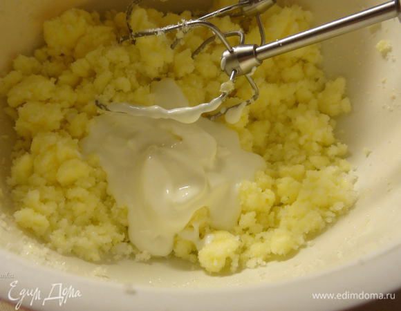 Добавить сметану.