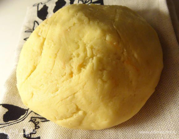 Постепенно подмешивая муку замесить мягкое тесто. Если "колобок" влажный добавить еще немного муки. У меня ушло чуть больше муки, примерно 280 гр. Ориентируйтесь на тот сорт муки, которым пользуетесь.
Положим тесто в холодильник, предварительно завернув его в полиэтиленовый пакет.