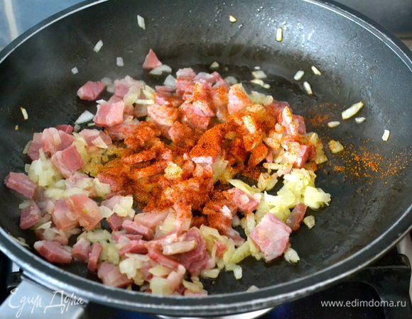 Нарезанные лук и бекон обжарить на среднем огне до мягкости лука, в конце всыпать паприку, перемешать и через минуту убрать с огня и поддерживать теплыми.
