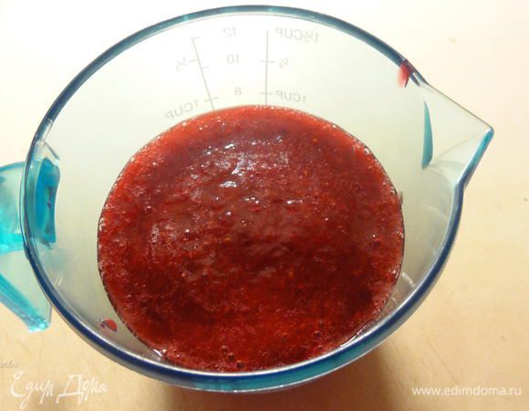 Приготовим клюквенное пюре. Можно измельчить ягоды в блендере, а можно, как я, по старинке протереть, ошпаренную кипятком клюкву, через сито. У нас должно получиться 200 мл. клюквенного пюре.
Я указала примерное количество клюквы, т.к. все зависит от того, как именно вы будете ее протирать. Мне хотелось получить однородное пюре, без кожуры ягодок. Главное, чтобы на выходе было у нас 200 мл. пюре.