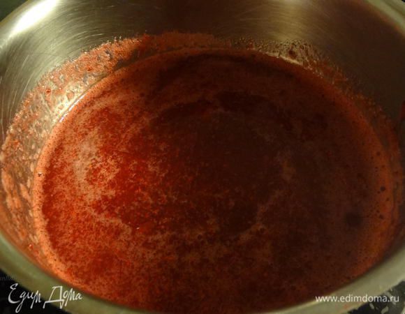 Поставим на плиту кастрюльку с клюквенным пюре, добавим к нему сахар и сок 1 апельсина, с которого мы снимали цедру. И будем варить, после закипания, минут 7 на маленьком огне. В конце добавим крахмал, хорошо перемешаем и отставим в сторону.