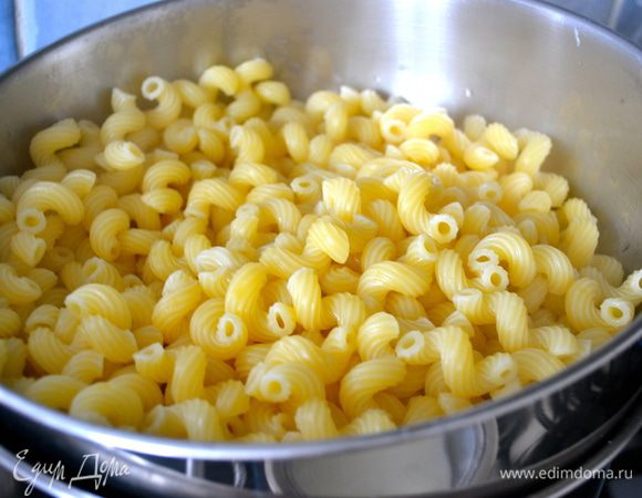 Отварить тем временем макароны в подсоленном кипятке, откинуть на дуршлаг.