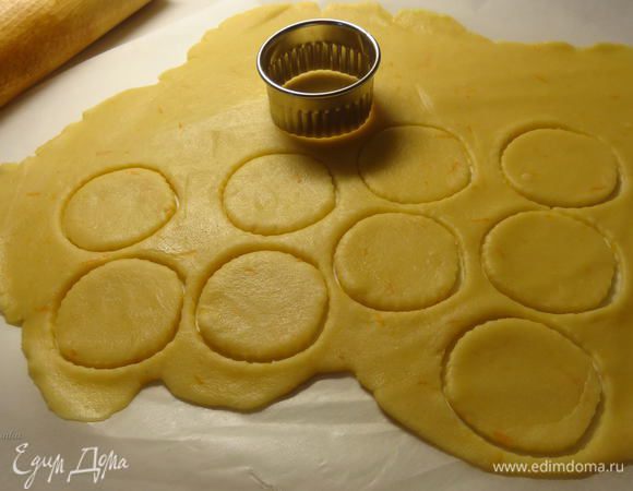 Достанем из холодильника наше тесто. Раскатаем его и формочкой вырежем кружочки.