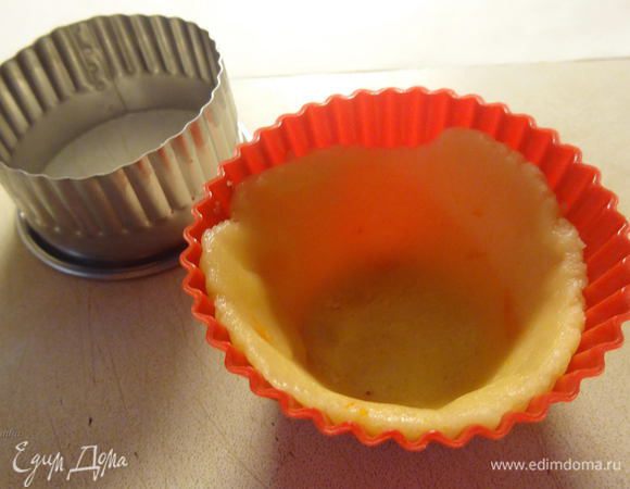 Поместим вырезанные кружочки в формочки для кексов. Сверху, в каждую корзиночку положим по 1 ч.л. клюквенной начинки (которая за это время загустеет) и отправим выпекаться в разогретую до 200° С духовку на 10-20 минут. 