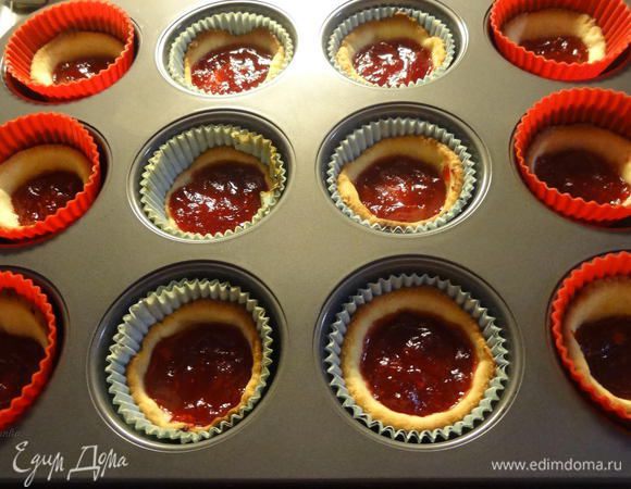 Как только верх корзиночек зарумянится - вытаскиваем.