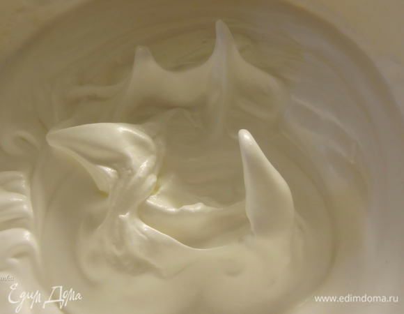 Пока наши корзиночки будут печься, приготовим меренгу. Для этого, взобьем охлажденные белки до мягкой пены, введем постепенно сахарную пудру и доведем по состояния "устойчивых пиков".