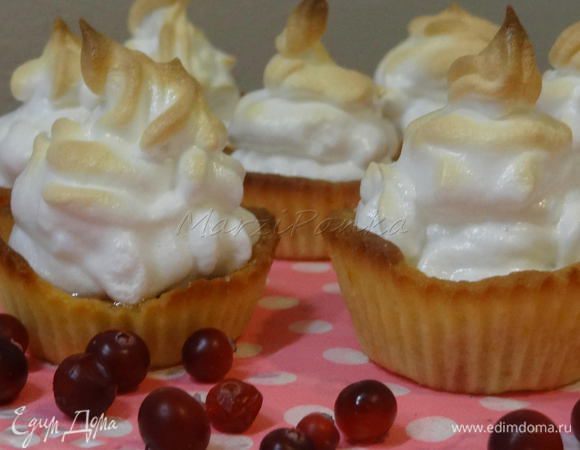 Наполним корзиночки белковым кремом и, включив духовку на максимум, отправим их туда буквально на пару минут. Как только пики меренги зарумянятся, вытаскиваем пирожные, ждем с нетерпением, когда они остынут, и наслаждаемся.