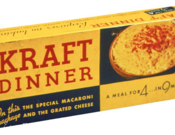 В США существуют разновидности уже готового полуфабриката этого известного блюда. Во время Второй мировой войны проблемы с питанием (с мясными продуктами в частности) привели к повсеместному распространению готовых макарон с сыром марки Kraft Dinner. Он стал одним из самых продаваемых продуктов того времени. Проходящий специальную обработку сыр, позволял хранить полуфабрикат до десяти месяцев! А это было решающим фактором для тех, у кого в то время не было холодильника. Реклама этого продукта тех времен гласила: «Ужин на четверых за девять минут по цене 19 центов».