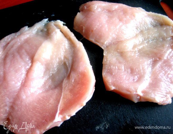 Первым делом грудки разрезаем вдоль не до конца и раскрываем как книжку.