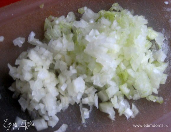 Луковицу измельчить.