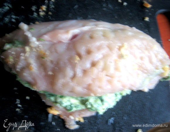 Сворачиваем каждую грудку рулетом, скрепляем зубочистками.