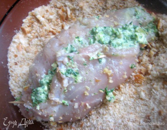 Обваливаем в домашних сухарях хорошенько.