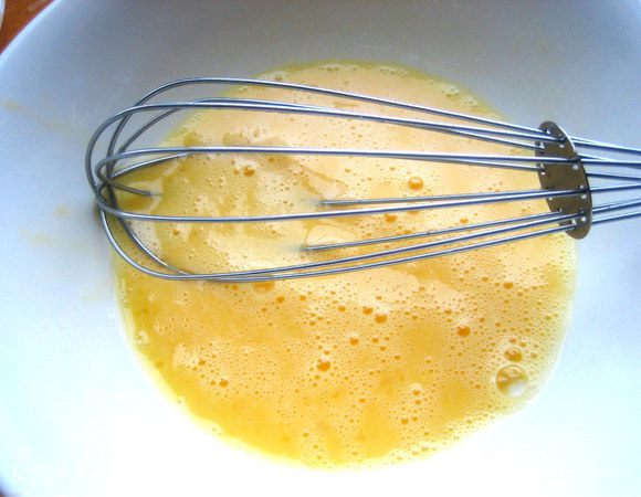 Взбиваем яйцо. Обмакиваем каждый рулет в яйце, затем снова в сухарях.