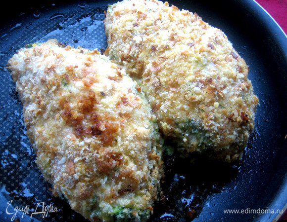 В процессе выпекания поливаем вытопившимся соком верх рулетиков. Через полчаса при 190°С наше горячее готово!