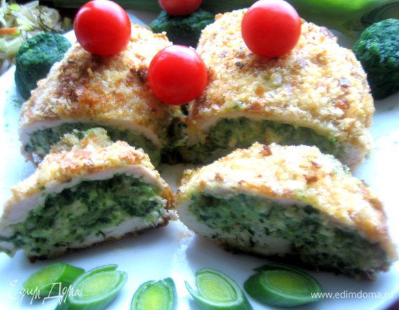 Аккуратно разрезаем хрустящий зажаренный верх у корочки на порции...