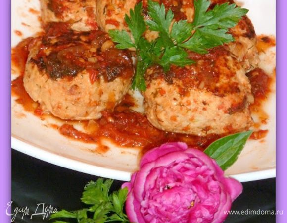  Тушить под крышкой минут 30. Подавать с овощным салатом. 