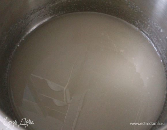 Смешать воду и сахар для марципана и поставить на огонь. После закипания варить сироп около 5 минут на маленьком огне, постоянно помешивая ( до мягкого шарика)