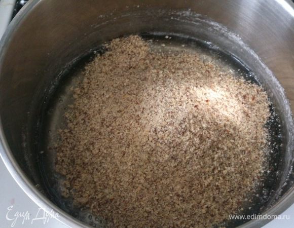 Всыпать миндаль и проварить 3-4 минуты, хорошо рамешивая массу. У меня миндаль неочищенный, потому, что я люблю ярко выраженный миндальный вкус.