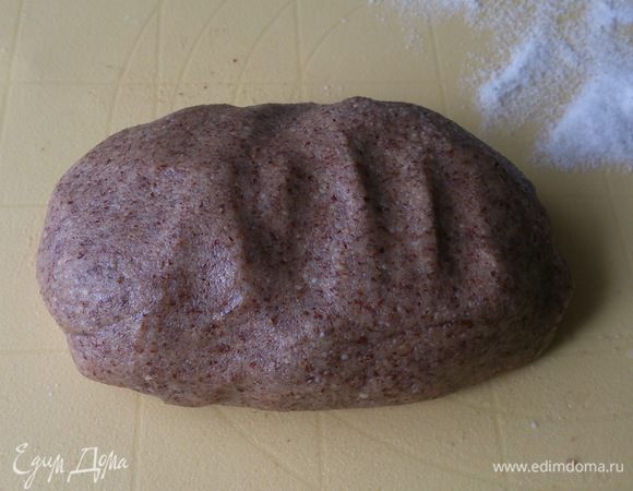 Выложить массу на стол и вымешивать до плотного состояния, постепенно добавляя сахарную пудру. Пудра может вообще не понадобиться, если масса достаточно густая.