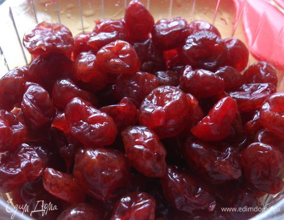 Вишню залить коньяком на 30 минут.