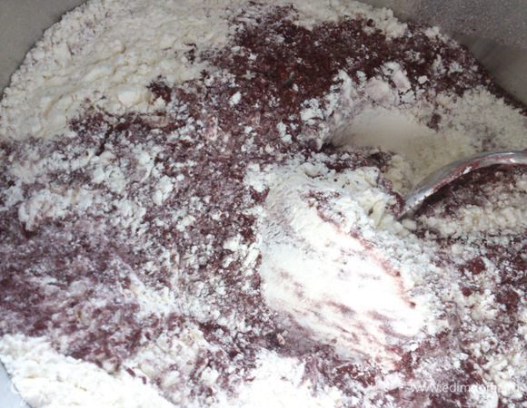 Смешать и просеять муку, разрыхлитель, какао. Добавить сахар и ванильный сахар и перемешать. 