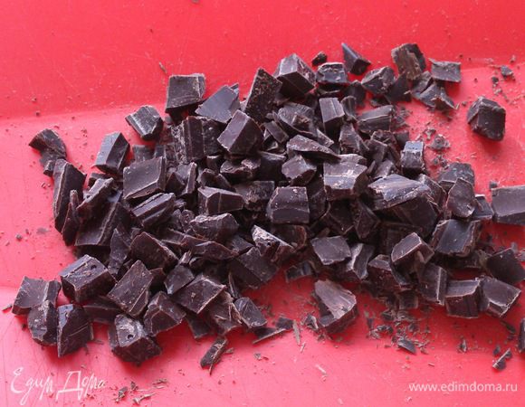 100 г шоколада мелко порезать.
