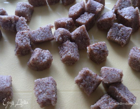 Марципан нарезать маленькими кусочками.